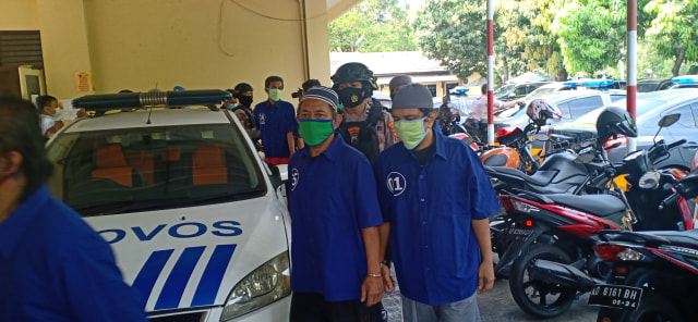 Dua pelaku yang diduga terlibat kasus intoleransi di Mertodranan RT 1/RW 1, Pasar Kliwon Solo kembali ditangkap Polresta Solo, Jawa Tengah. Setidaknya kedua orang ini berinisial W (42) alias L dan M (45) alias M menambah jumlah tersangka menjadi 10 orang