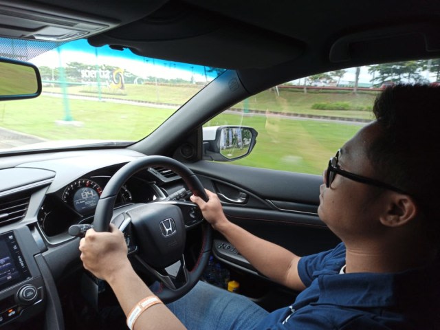 Posisi mengemudi Honda Civic Hatchback RS Foto: Muhammad Ikbal