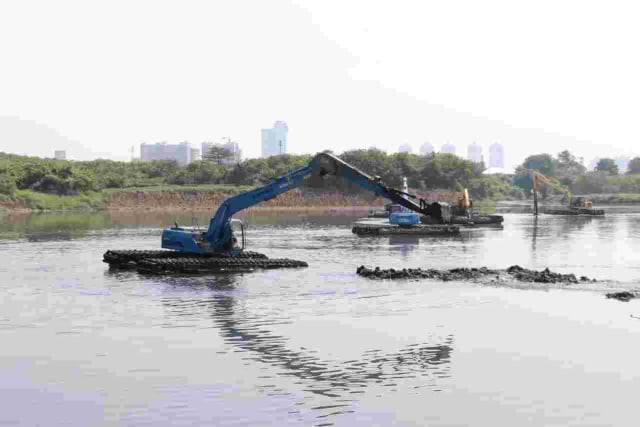 Gerebek lumpur di Waduk Ria Rio, Pulogadung, Jakarta Timur. Foto:  Pemprov DKI Jakarta