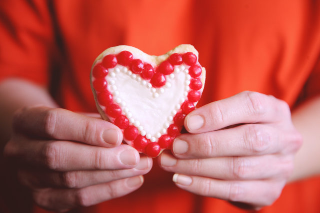 Ilustrasi meluluhkan hati. Foto: Unsplash.com/sharonmcchatteon