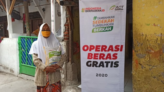 Penerima manfaat program Operasi Beras Gratis (Dok: ACT Jakarta Barat)