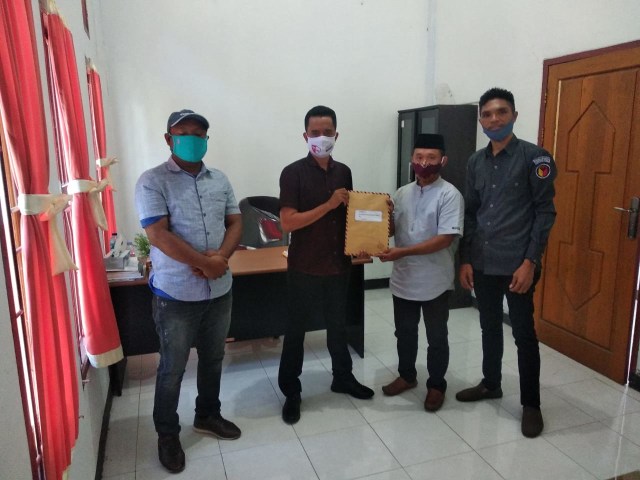 Bawaslu Halut menyerahkan rekomendasi hasil pemeriksaan Bupati Halut ke KPU. (Istimewa)