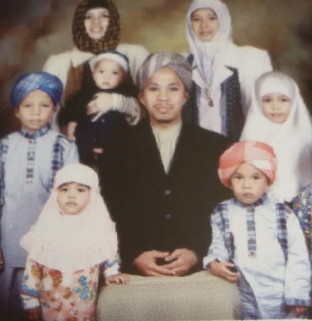 Ayah Atta Halilintar bersama Happy Hariani (jibab putih). Foto: Dok Facebook Ummi Afif Piliang.