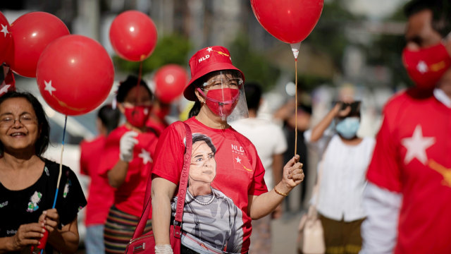 Sejumlah pendukung partai Liga Nasional untuk Demokrasi (NLD) memegang balon merah saat kampanye pemilu di Yangon, Myanmar, (8/9). Foto: Shwe Paw Mya Tin/REUTERS