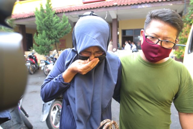 Ibu Alpin Andrian, Yayat Rohayati, saat menangis setelah memeluk anaknya Alpin Andrian di Maporesta Bandar Lampung, Senin (21/9) | Foto: Obbie Fernando/Lampung Geh