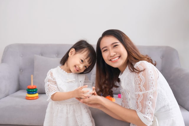 Ilustrasi ibu memberikan susu untuk anak. Foto: Shutterstock