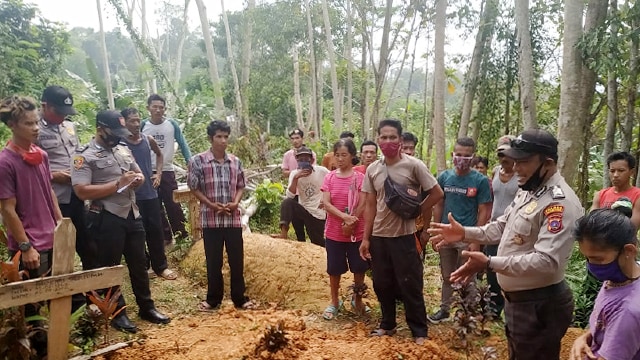 Polisi dan warga melihat kondisi makam yang dibongkar oleh dua remaja di Kabuapten Kepulauan Mentawai untuk mendapatkan ilmu menghilang (Foto: Dok. Polsek Sikakap)