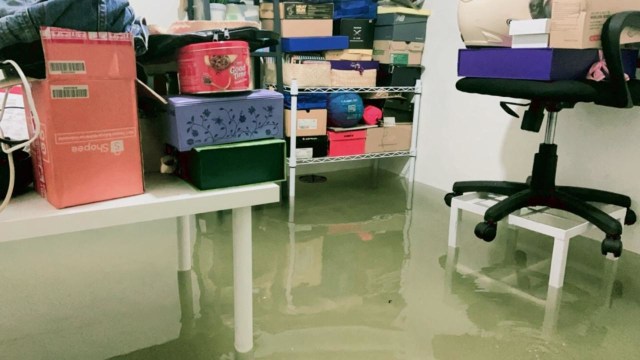 Permukiman warga di Jalan Pangeran Tubagus Angke, Jakarta Barat, mulai terendam banjir Foto: Dody Senjaya