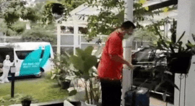 Rektor IPB dijemput petugas mennggunakan pakaian APD untuk Isolasi di Rumah Sakit. Foto: Dok. Istimewa