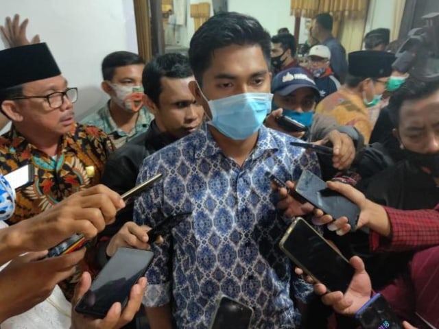 Andes Putra usai sidang paripurna DPRD Natuna, Senin (21/9/2020) malam. (Foto: Yanto/Batamnews)