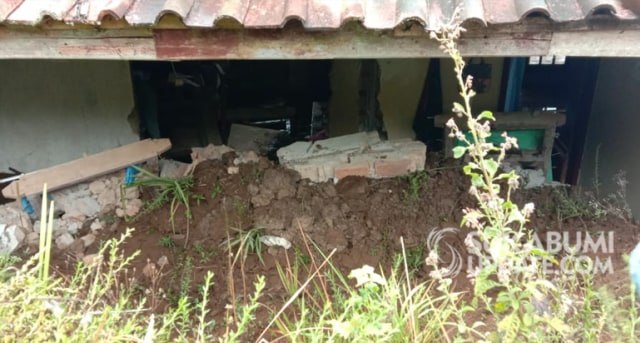 mah permanen ukuran 10 kali 6 meter milik Ajid ini jebol dibagian belakang. Material longsor hingga Selasa pagi ini (22/9/2020) masih mengotori bagian dalam rumah. | Sumber Foto:ISTIMEWA