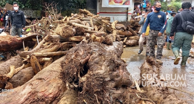 Sejumlah batang pohon di lokasi banjir bandang di Kampung Cibuntu, Desa Pasawahan, Kecamatan Cicurug, Kabupaten Sukabumi, Selasa (22/9/2020). | Sumber Foto: SU/Oksa BC