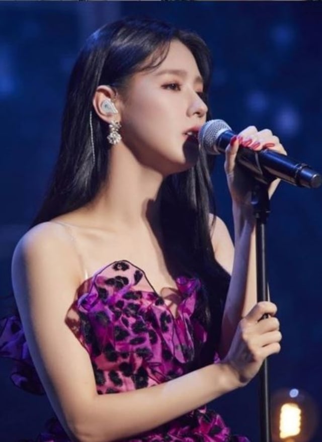 Penampilan Miyeon (G)I-DLE di atas panggung. Foto: Instagram @gidlemiyeon