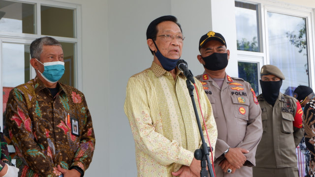 Gubernur DI Yogyakarta Sri Sultan Hamengku Buwono X saat meninjau Rusunawa Bener yang dijadikan shelter bagi OTG. Foto: Arfiansyah Panji Purnandaru/kumparan