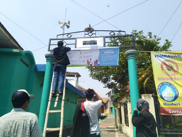 Pemasangan banner di Gang Cangkring 3