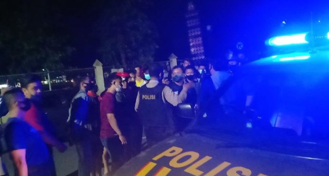 Balapan lari yang menjadi tren kegiatan para pemuda di Kota Solo dilarang kepolisian. Dalam hal ini, Polresta Solo melihat penggunaan balapan lari menggunakan jalan raya, di mana bukan peruntukkannya