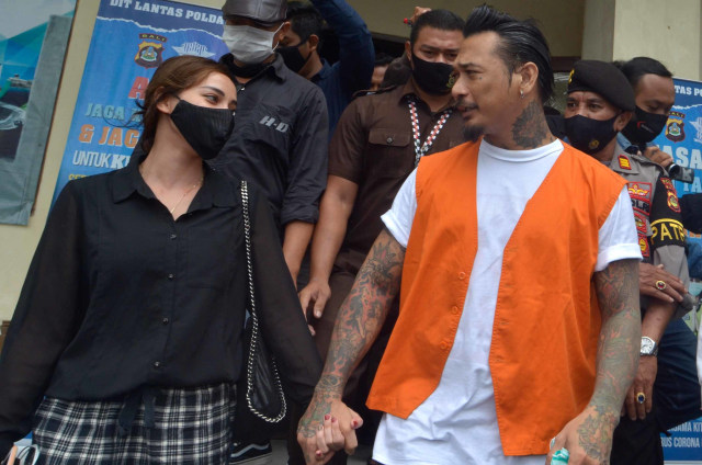 Drummer Superman is Dead I Gede Ari Astina alias Jerinx (kanan) didampingi istrinya Nora Alexandra (kiri) meninggalkan ruangan usai menjalani sidang secara daring di Polda Bali, Denpasar, Bali, Selasa (22/9/2020). Foto: Fikri Yusuf/ANTARA FOTO