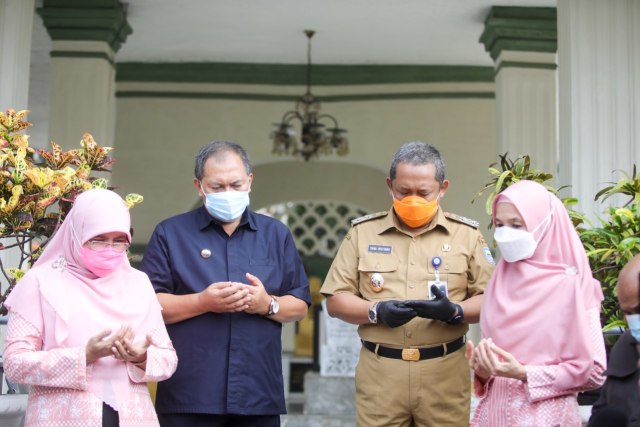 Wali Kota Bandung, Oded M. Danial dan Wakil Wali Kota Bandung, Yana Mulyana berziarah ke makam para Bupati Bandung