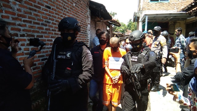 Tersangka Alpin Andrian (24) saat melakukan rekontruksi di kediamannya Kelurahan Sukajawa, Kecamatan Tanjung Karang Barat, Kota Bandar Lampung | Foto: Obbie Fernando/Lampung Geh