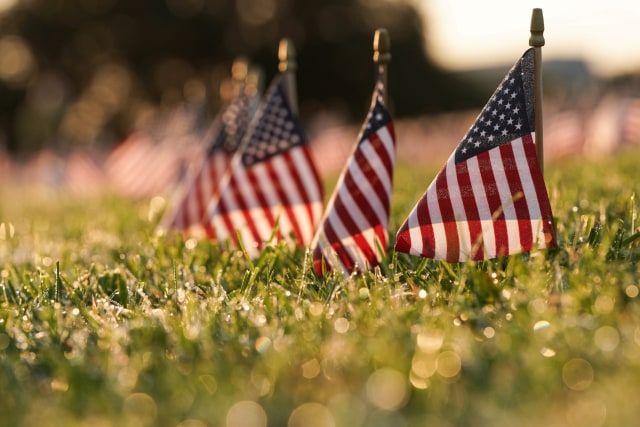 Bendera Amerika Serikat yang terpasang di tugu peringatan orang-orang yang meninggal karena COVID-19 di National Mall, Washington, Amerika Serikat. Foto: Joshua Roberts/REUTERS