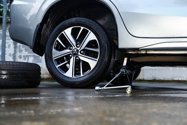 Pengecekan ban Mitsubishi Xpander. Foto: dok. MMKSI