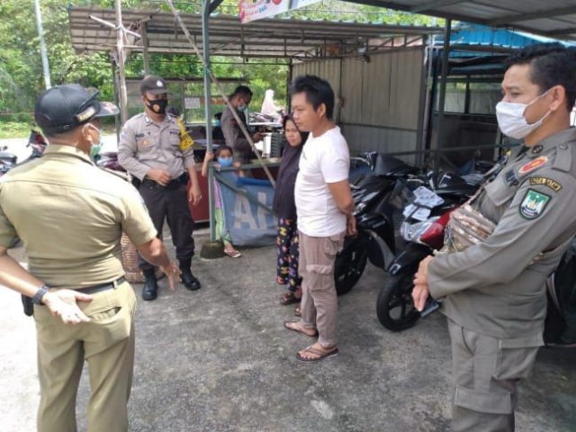 Razia masker di Tanjungsengkuang. (Foto: Yude/Batamnews)
