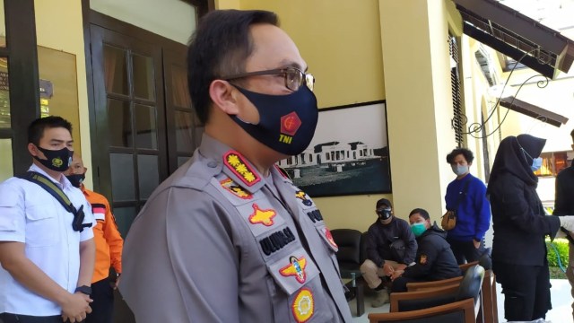 Kapolrestabes Bandung Kombes Ulung Sampurna Jaya saat memberi keterangan di Mapolrestabes Bandung, Jawa Barat, Rabu (23/9). Foto: Rachmadi Rasyad/kumparan
