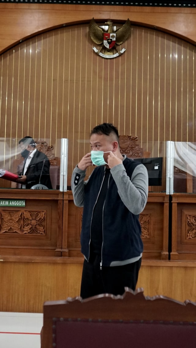 Terdakwa Vicky Prasetyo saat menjalani sidang di Pengadilan Negeri Jakarta Selatan, Jakarta, Rabu, (23/9). Foto: Ronny