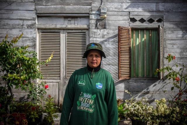 Sumini dengan seragam ranger. Foto: Riska Munawarah untuk acehkini 