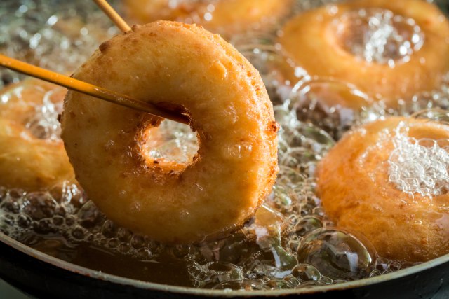 Ilustrasi menggoreng donat Foto: Dok.Shutterstock