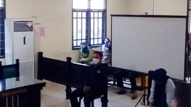 Dua ASN di Sumut, saat menjalani sidang di Pengadilan Negeri Kisaran, Rabu (23/9). Foto: Dok. Istimewa