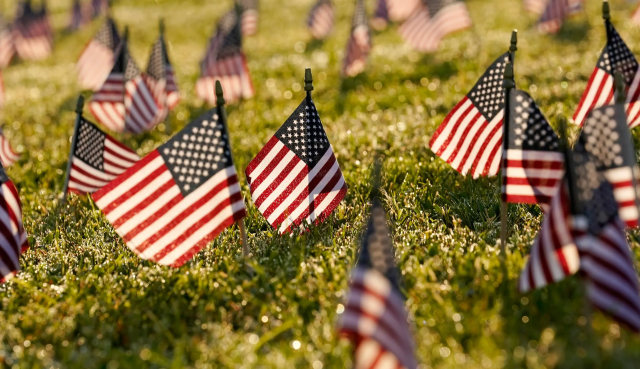 Ribuan instalasi bendera Amerika Serikat sebagai tanda 200 ribu kematian korban akibat COVID-19 di Amerika. Foto: AP Photo/ J. Scott Applewhite