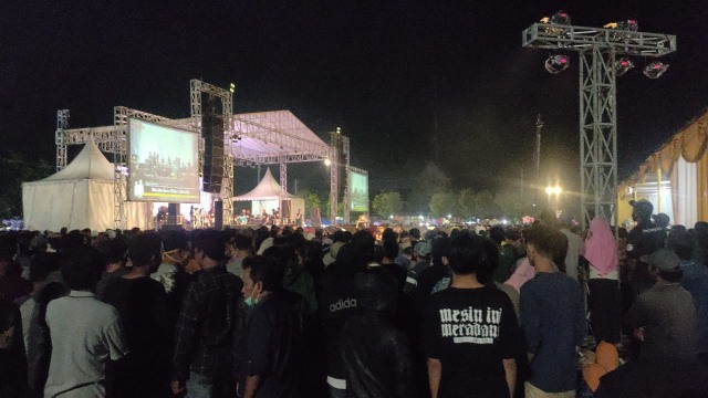 Ribuan warga menghadiri acara dangdutan di lapangan Tegal Selatan, Kota Tegal, Rabu (23/9/2020) malam. (Foto: Setyadi/PanturaPost)