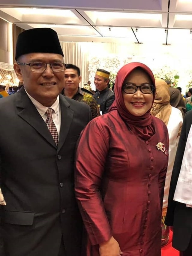 Bupati Bogor Ade Yasin bersama suaminya Yanwar Permadi. Foto: Instagram/@ademunawarohyasin