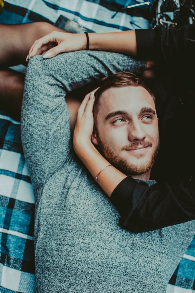 Ilustrasi karakter zodiak cowok yang bikin cewek jatuh cinta. Foto: Unsplash/Andriyko Podilnyk