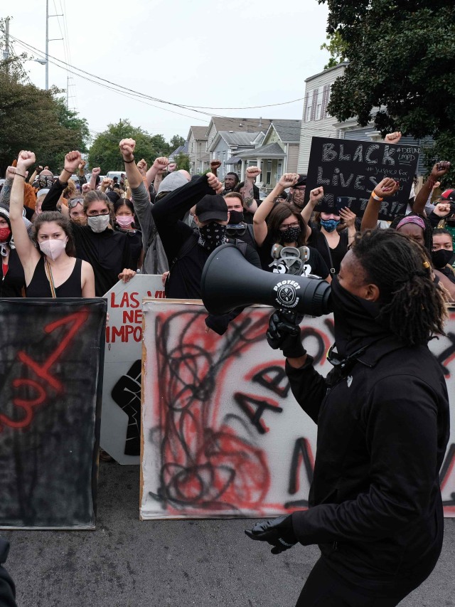 Polisi anti huru hara menangkap pengunjuk rasa yang menuntut keadilan untuk Breonna Taylor di Louisville, Kentucky, pada Rabu (23/9). Foto: Jeff Dean / AFP