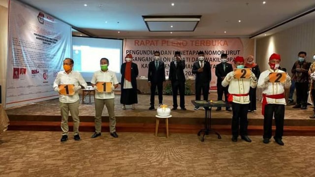 Petahana Frans Manery dan Muhlis Tapi Tapi (FM Mantap) mendapat nomor urut 1 dan Paslon Joel B. Wogono dan Said Badjak (JOS) nomor urut 2. Foto: Agus Salim Abas/cermat
