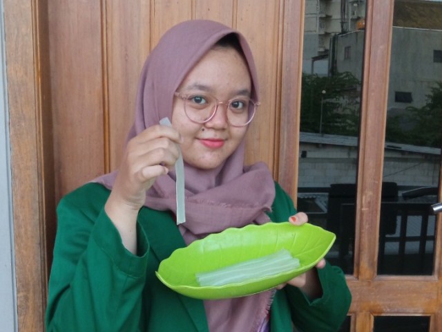 Vidi Annisya menunjukkan sedotan lidah buaya. Foto-foto: Dok.pribadi