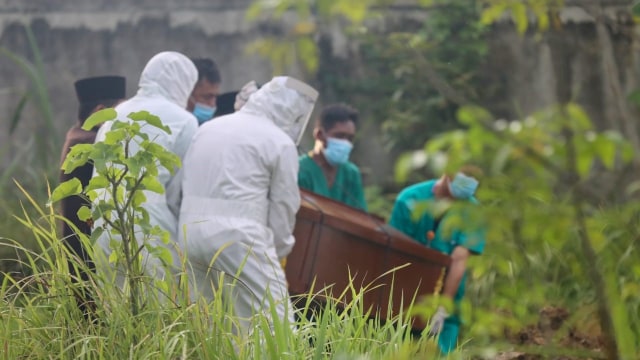 Ilustrasi penguburan pasien yang meninggal karena corona. Foto: Suparta/acehkini 