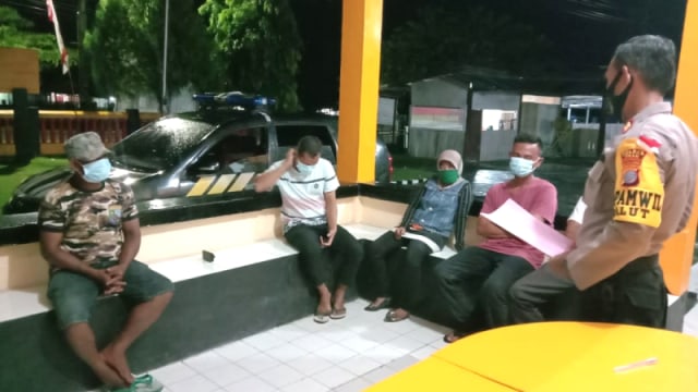 Lima terduga tukang ojek saat diamankan di Mapolsek Palu Utara, Rabu (23/9). Foto: Dok. Polsek Palu Utara