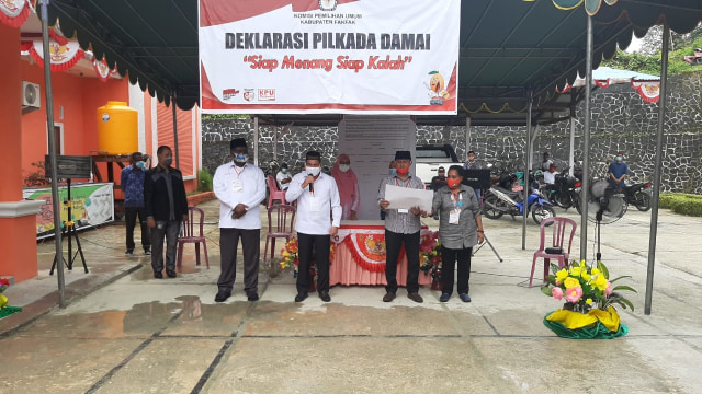 Dua pasangan calon di Fakfak deklarasi Pilkada damai 