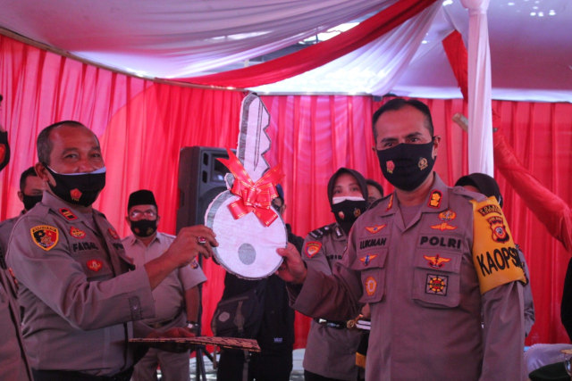 Kapolres Kuningan AKBP Lukman Syafri Dandel Malik saat menyerahkan kunci rumah khusus kepada personel Polres Kuningan. (Andri Yanto)