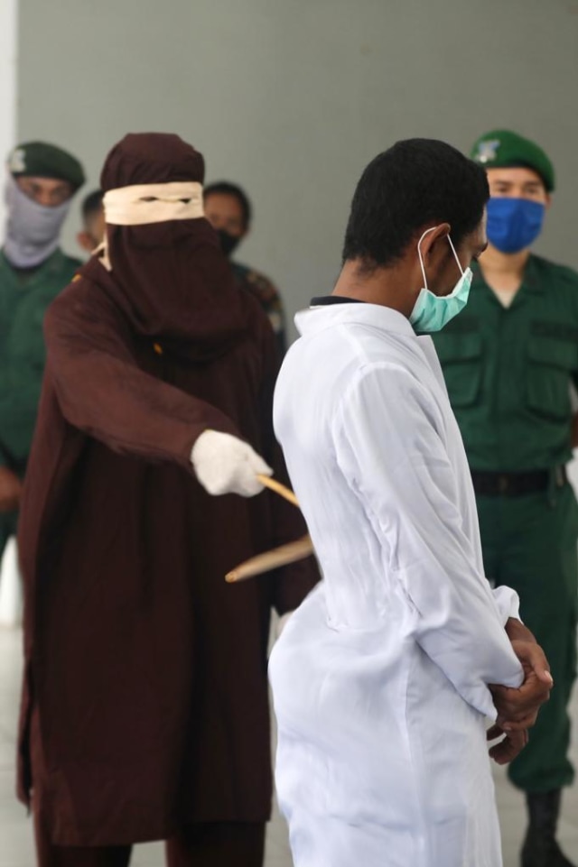 Terpidana pemerkosaan anak di Banda Aceh saat menjalani hukuman cambuk di Taman Bustanussalatin, Kamis (24/9). Foto: Suparta/acehkini 