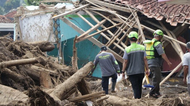 "Tim Respon Cepat IZI Bergerak ke Lokasi Banjir Bandang Sukabumi" - TRC IZI Pusat bergerak ke lokasi banjir Sukabumi, menyusul rekan mereka dari perwakilan Jawa Barat yang terlebih dahulu menyalurkan bantuan selimut kepada para pengungsi, Selasa (22/9). Dok. IZI