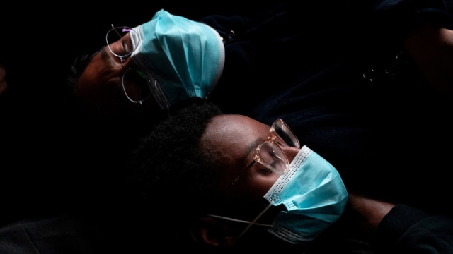 Ilustrasi orang mengenakan masker. Foto: JEENAH MOON/REUTERS