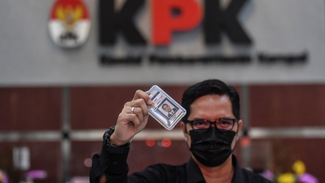 Kepala Biro Hubungan Masyarakat Febri Diansyah mengangkat kartu identitas pegawai Komisi Pemberantasan Korupsi (KPK) usai menyampaikan pengunduran dirinya sebagai pegawai dari lembaga anti korupsi tersebut di gedung KPK, Kamis (24/9).  Foto: Muhammad Adimaja/ANTARA FOTO
