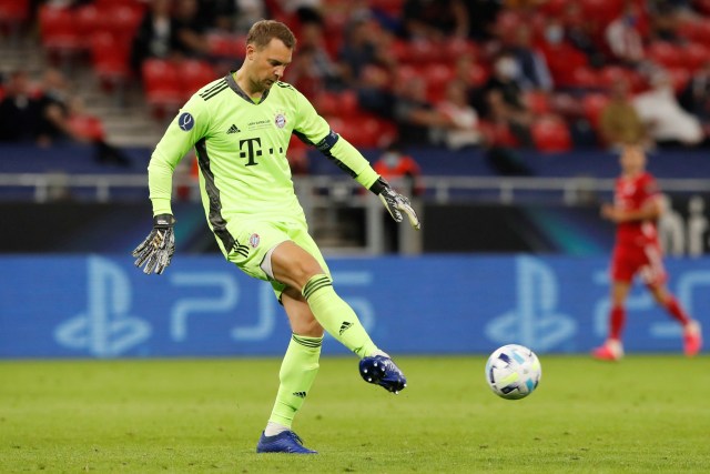 Penjaga gawang Bayern Muenchen Manuel Neuer pada pertandingan Piala Super Eropa melawan Sevilla di Puskas Arena, Budapest, Hungaria. Foto: Laszlo Szirtesi / POOL / AFP