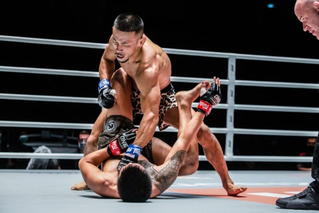Aksi Akihiro Fujisawa saat mengalahkan Pongsiri Mitsatit (ONE Championship)