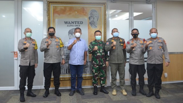Ketua DPRD DKI Jakarta Prasetio Edi Marsudi berkoordinasi dengan Kapolda Metro Jaya Irjen Pol Nana Sudjana dan Pangdam Jaya Mayjen TNI Dudung Abdurrachman terkait Raperda Penanggulangan COVID-19.  Foto: Dok. Istimewa