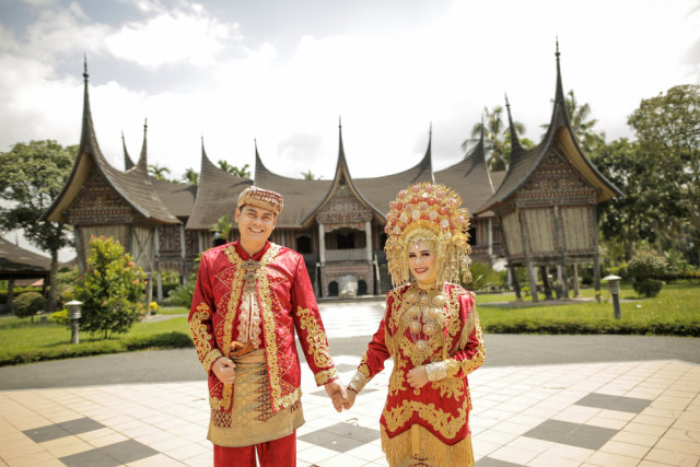 Ilustrasi baju adat Minangkabau Foto: Shutter Stock